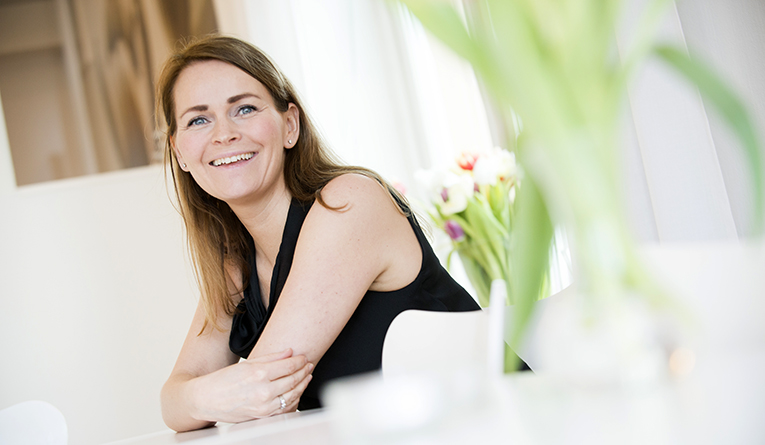 Yvonne sitter ved et kjøkkenbort.