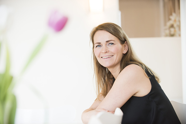 Yvonne H. - sittende
