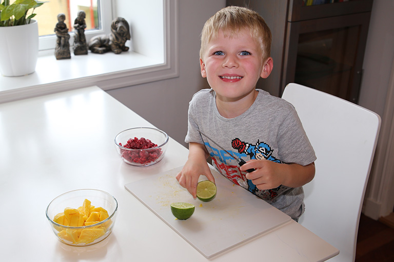 Leander hjelper til