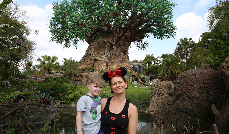 Leander og Yvonne med Tree of Life i bakgrunnen.