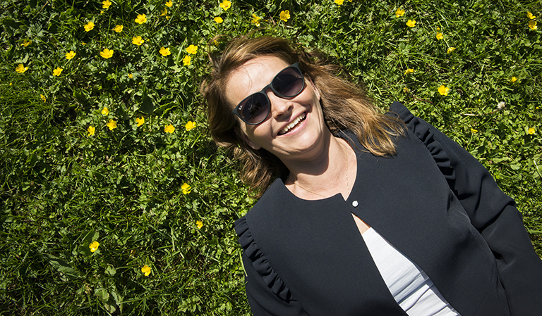 Yvonne på blomster-eng