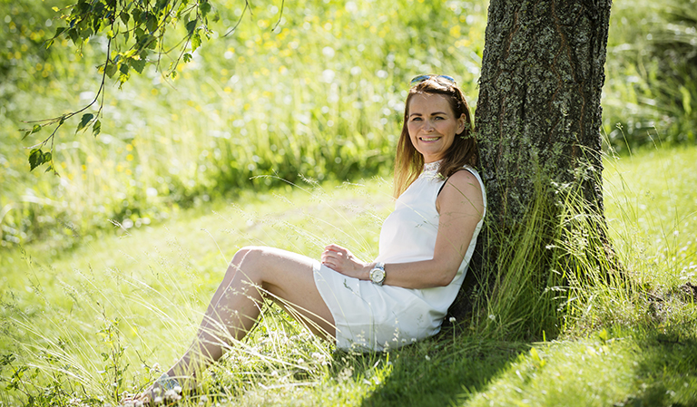 Yvonne ved tre