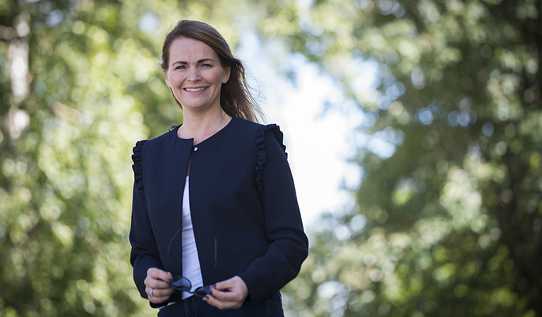 Ny jobb - Yvonne med trær i bakgrunn.