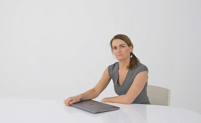 Yvonne sittende ved et bord
