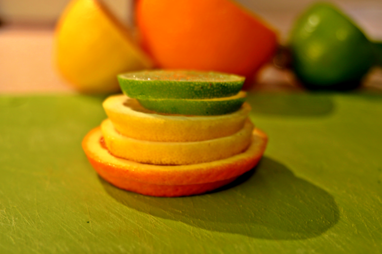 Lime, sitron og appelsin i skiver