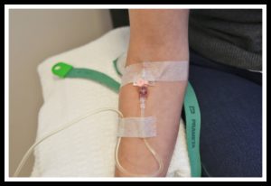 Yvonne får vitaminer intravenøst.