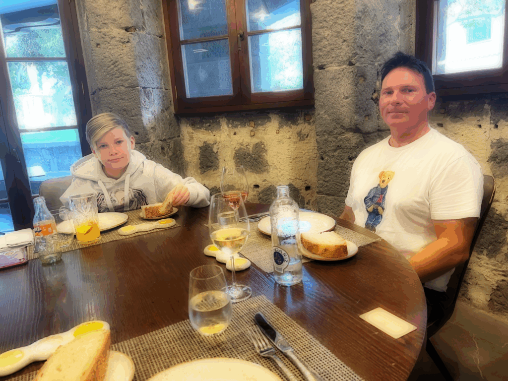 Leander og Roger på en av hotellets restauranter. Ingen Michelin-stjerner her vel og merke.