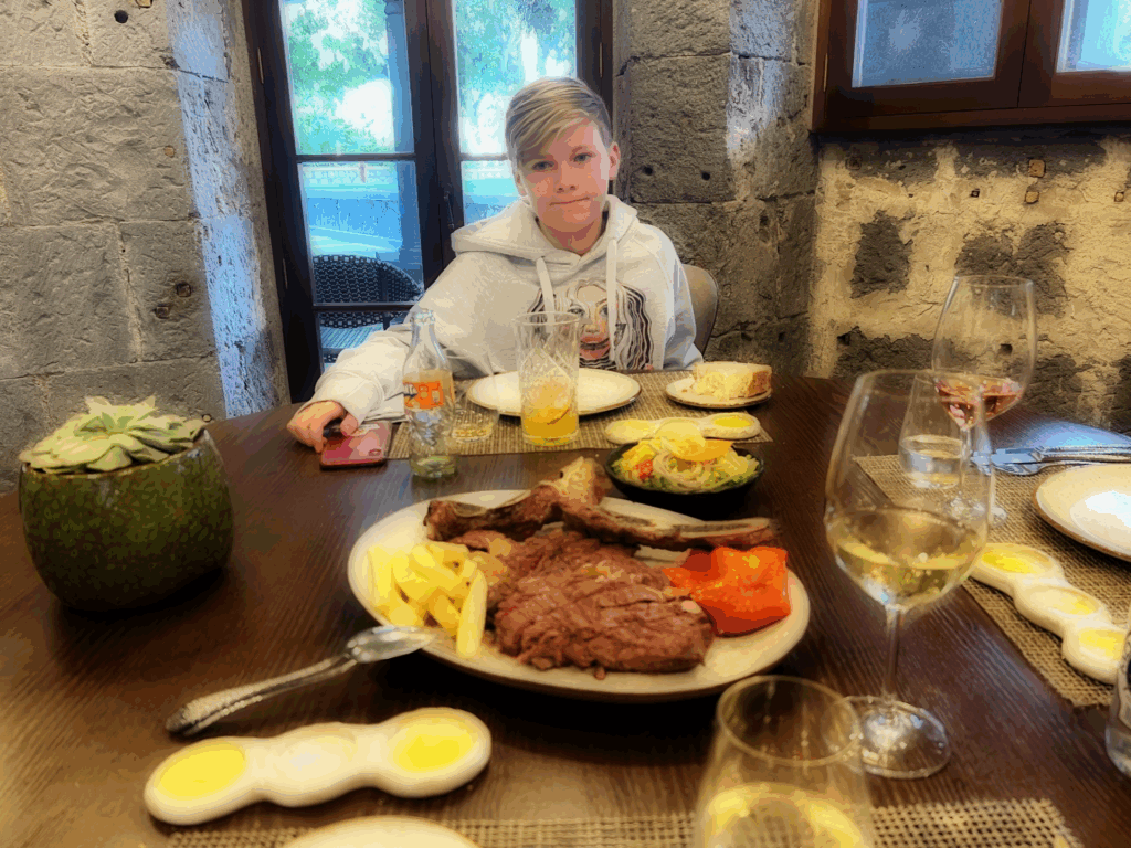 Leander med god mat og drikke på bordet foran seg.