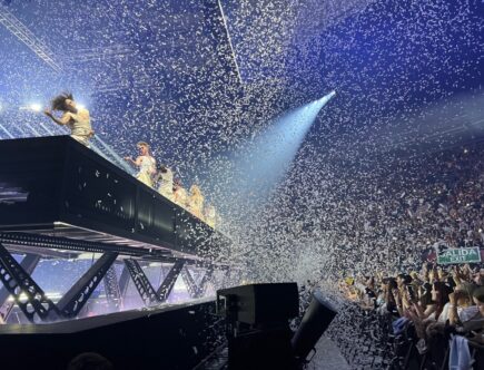 Tate McRae og danserne på scenen.