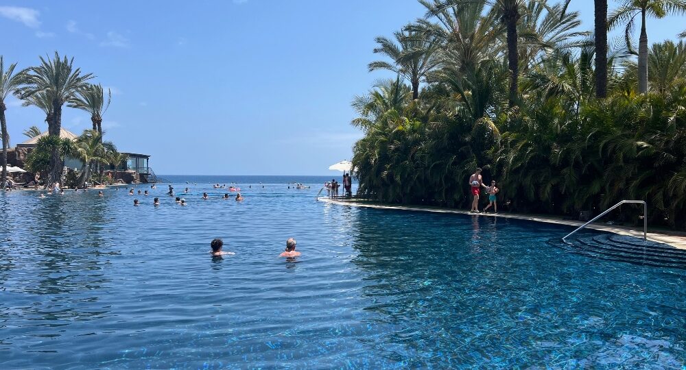 Infinitybasseng med nydelig utsikt mot horisonten.