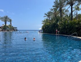 Infinitybasseng med nydelig utsikt mot horisonten.