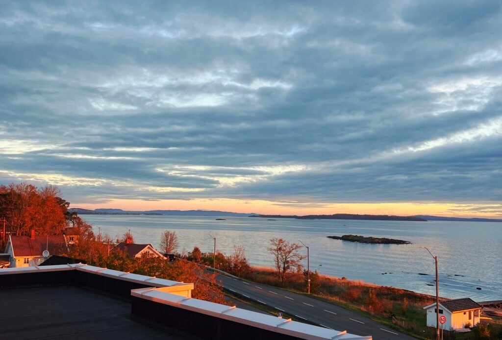 Bilde tatt fra takterrassen på morgenkvisten, med skue utover fjorden.