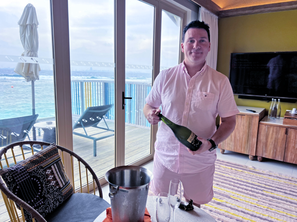 Roger åpner en flaske med sprudlevin.