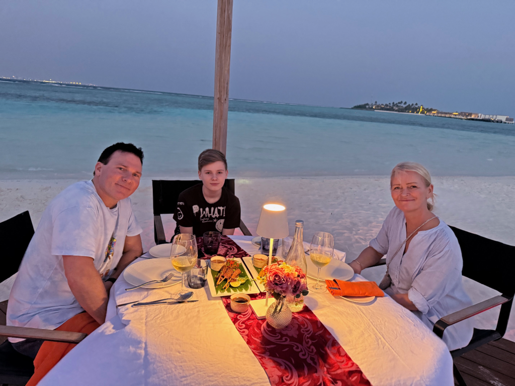 Roger, Leander og Yvonne på strandmiddag.