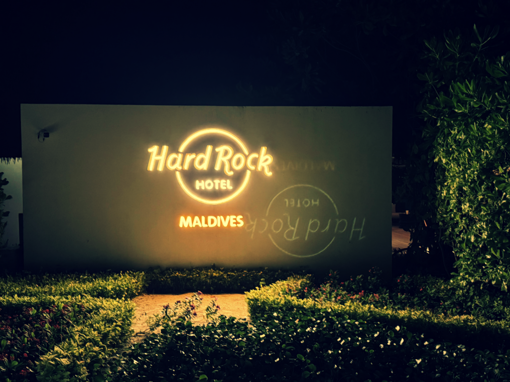 Skilt med Hard Rock Hotel Maldives.