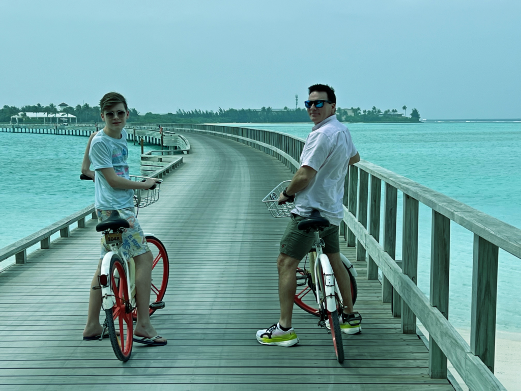 Leander og Roger på sykkel.