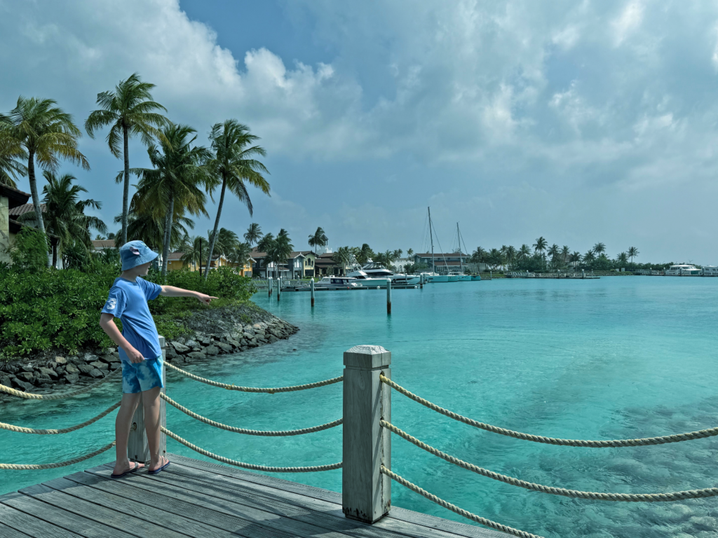 Leander nyter utsikten over blått vann.