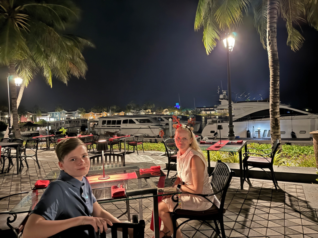 Leander og Yvonne ved en av de mange restaurantene.