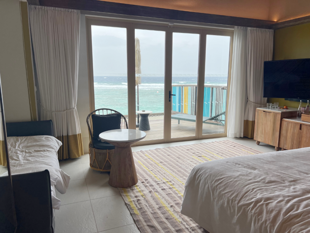 Overwater villa - kombinert stue og soverom.