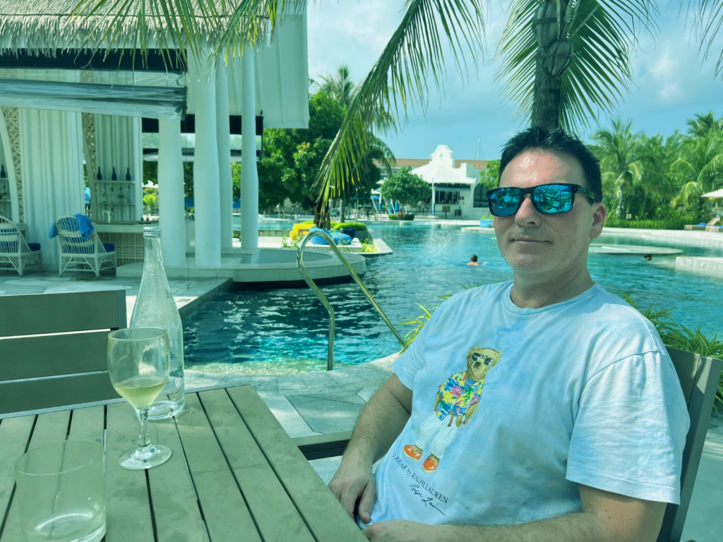 Roger koser seg med et glass vin.