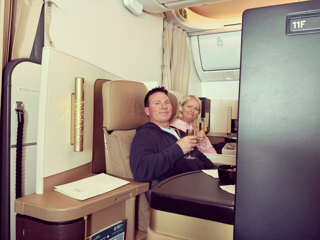 Yvonne og Roger med et glass Tattinger