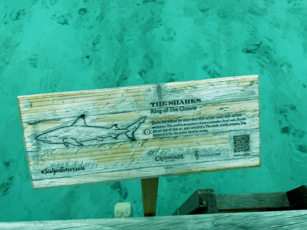 Ett av mange skilt på øya, som viser ulike dyrearter.