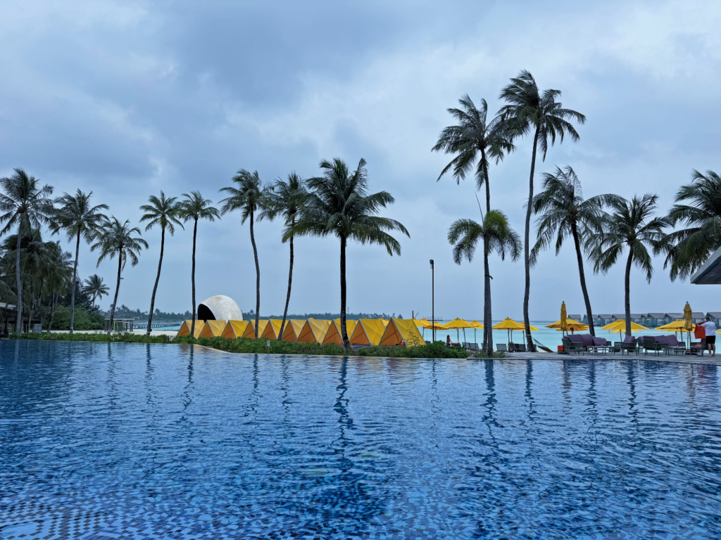 Palmer og små strandhytter.