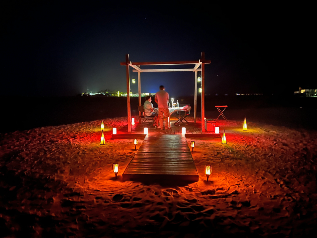 Middag på stranda etter solnedgang.