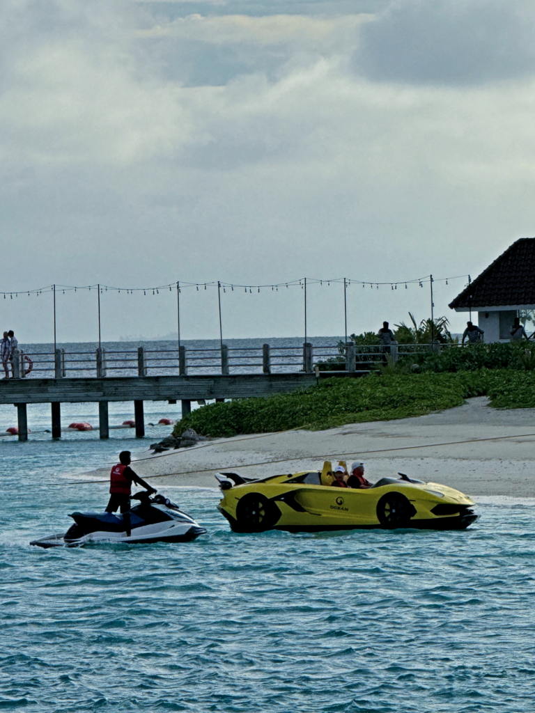 Vannscooter og en båt formet som en racerbil.