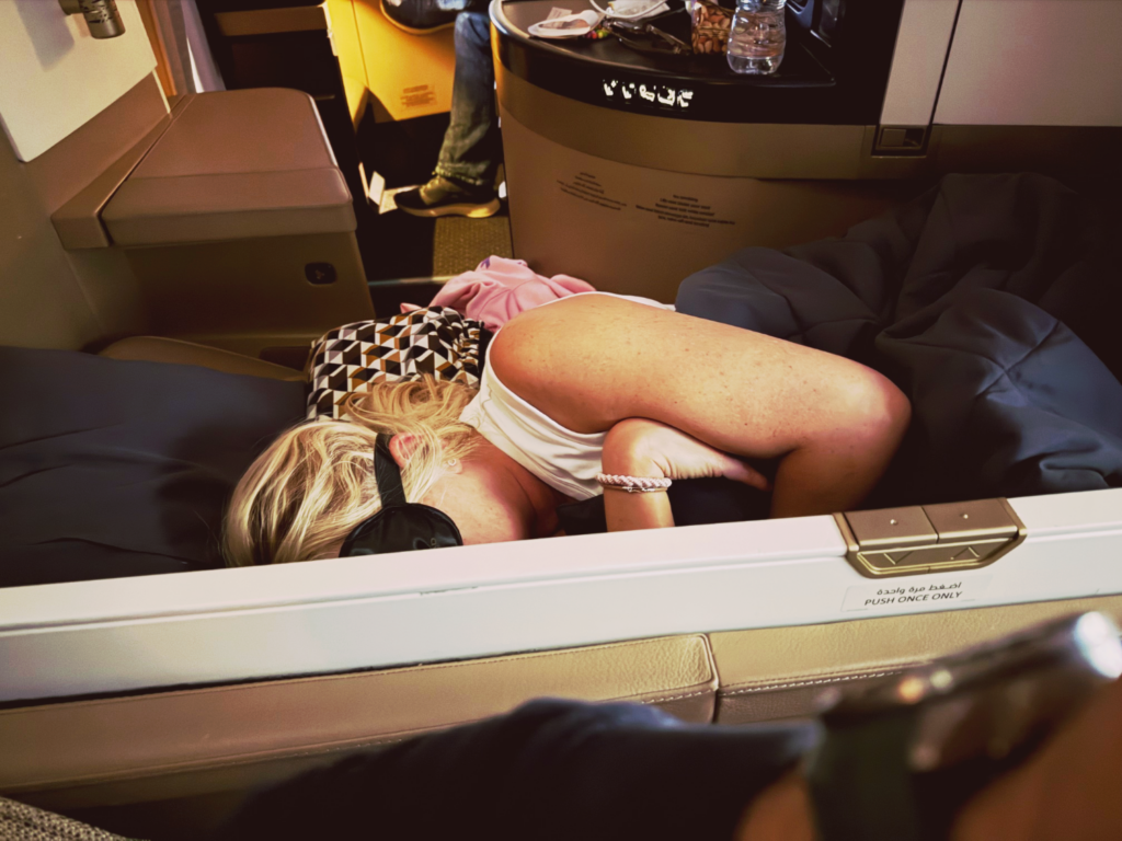 Yvonne som sover på flyet.